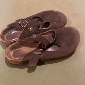 Size 38 narrow Birkenstock clogs.